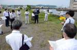 住吉町１５番街区を視察する鹿児島県議会総合政策建設委員会の委員ら＝鹿児島市