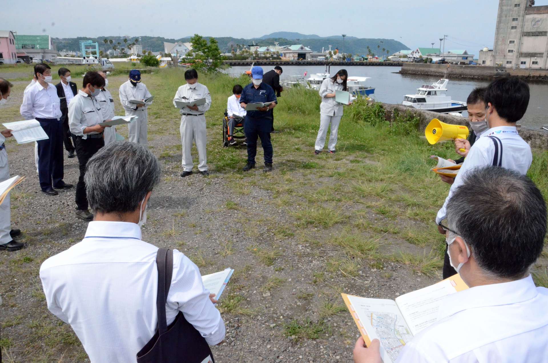 住吉町１５番街区を視察する鹿児島県議会総合政策建設委員会の委員ら＝鹿児島市