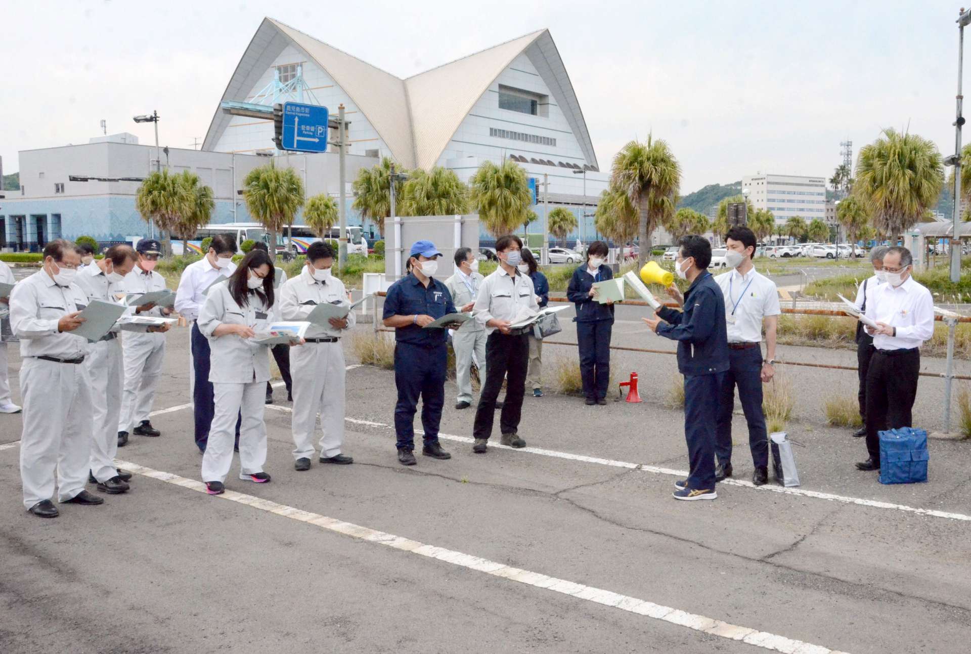 北ふ頭を視察する鹿児島県議会総合政策建設委員会の委員ら＝鹿児島市本港新町