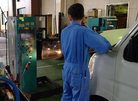 ヘッドライトの光軸調整を受ける車。きちんと調整しないと必要以上にまぶしくなる＝鹿児島市谷山港２丁目の県自動車整備振興会