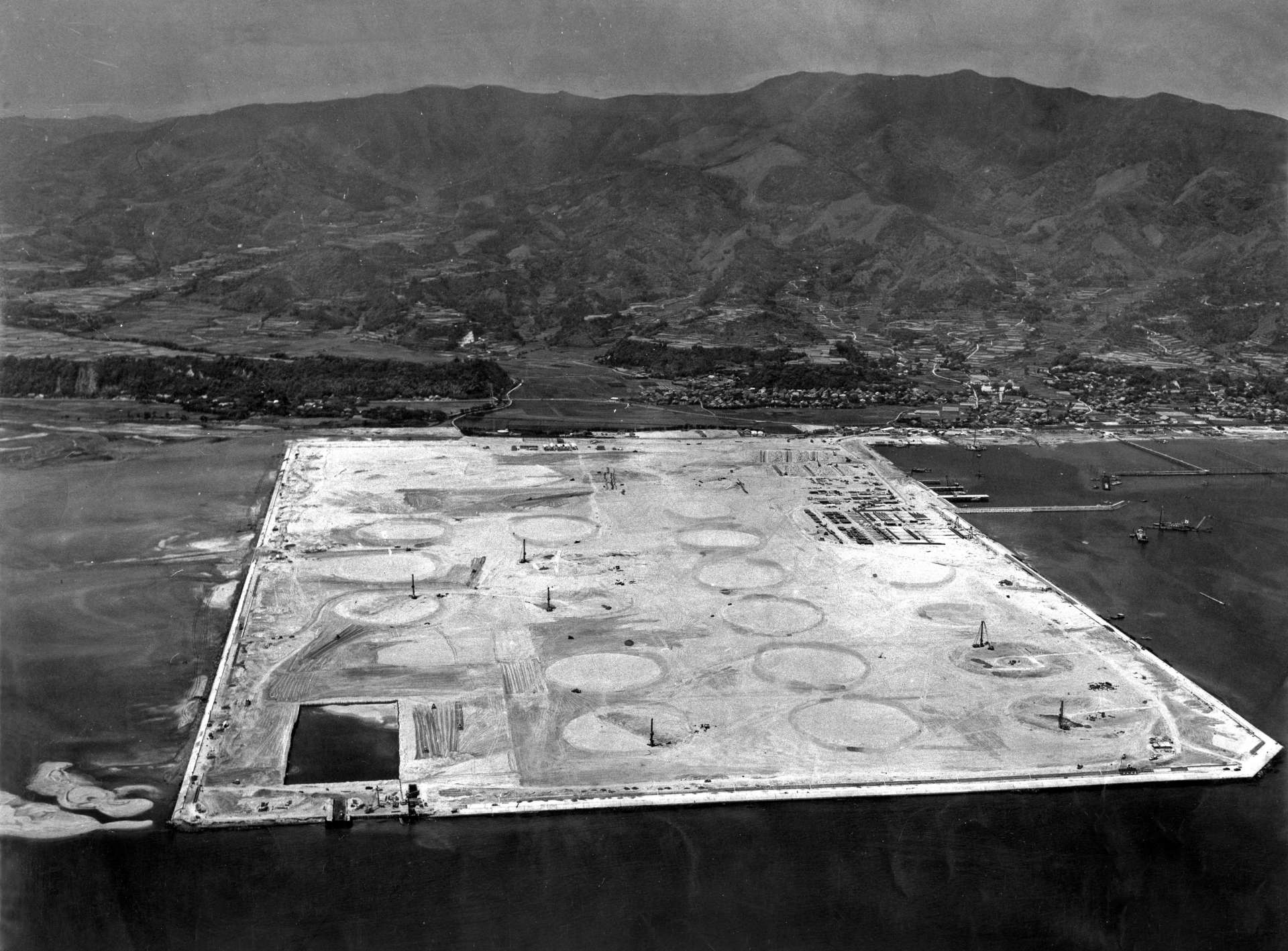 揖宿郡喜入町（鹿児島市）の中名海岸で埋め立て工事が進む日本石油基地の原油備蓄喜入基地＝１９６８年５月