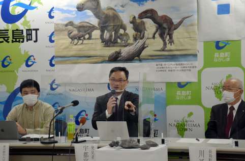 ボーンベッド発見の経緯などを会見で報告する宇都宮聡さん＝2022年3月、長島町役場