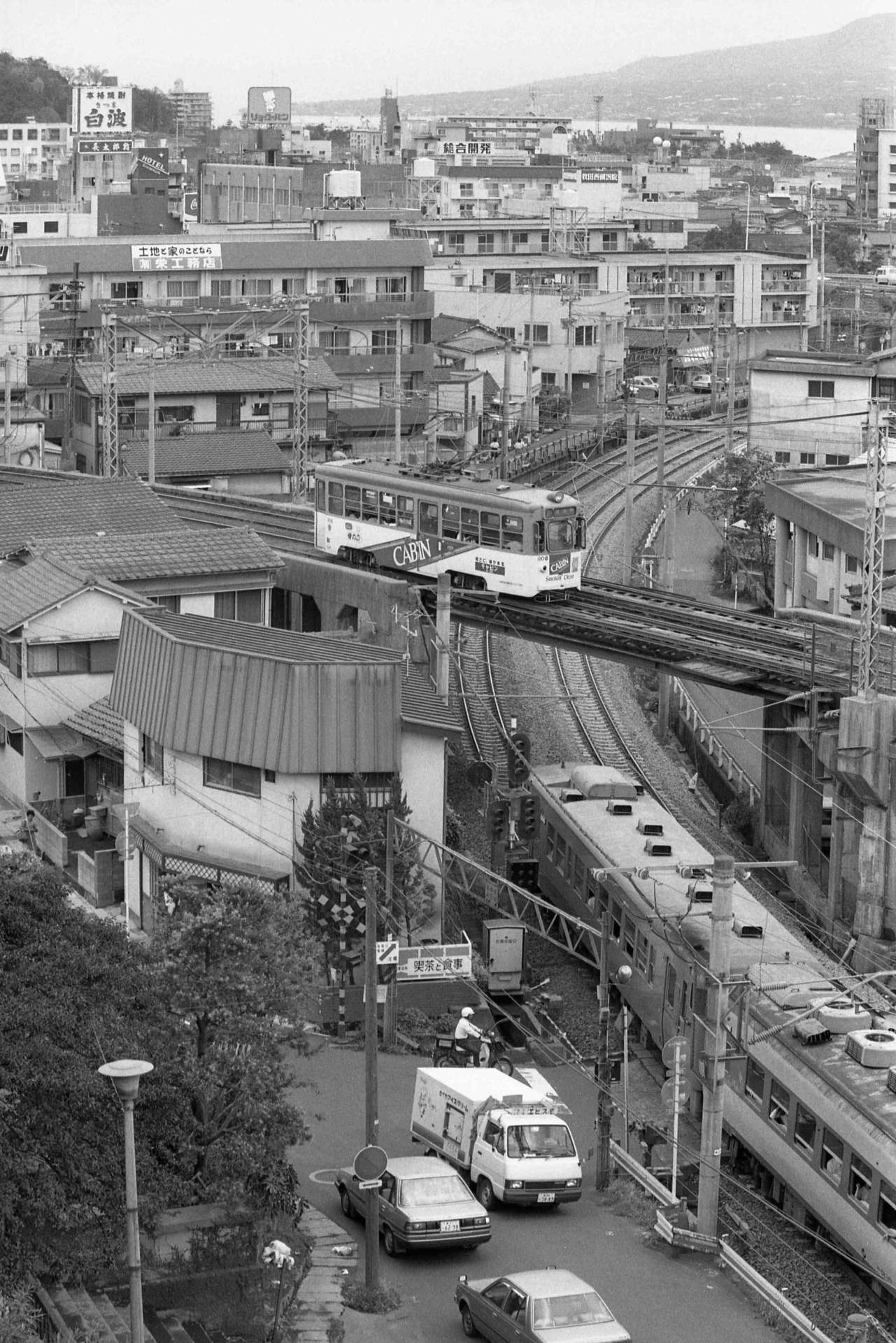廃止間近に迫った鹿児島市電の上町線、鹿児島市長田町の岩崎谷近くで列車と交差する市電＝１９８５年９月２０日
