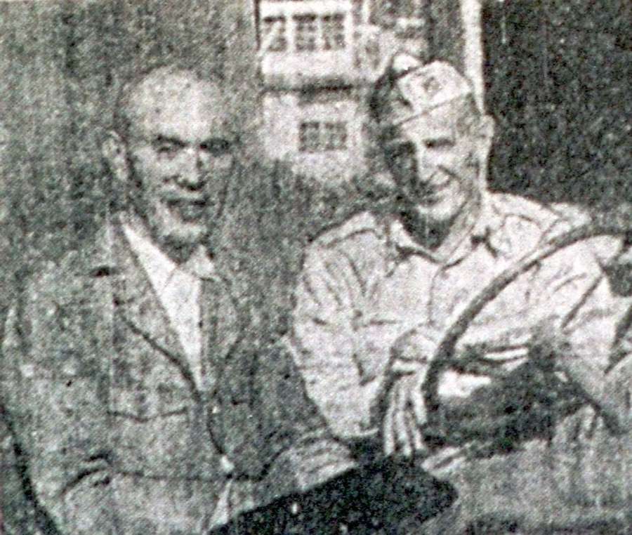 進駐軍広報担当のオズボン大尉とジープでくつろぐ当時の永田鹿屋市長（１９４５年１０月４日付、鹿児島日報）