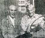 進駐軍広報担当のオズボン大尉とジープでくつろぐ当時の永田鹿屋市長（１９４５年１０月４日付、鹿児島日報）
