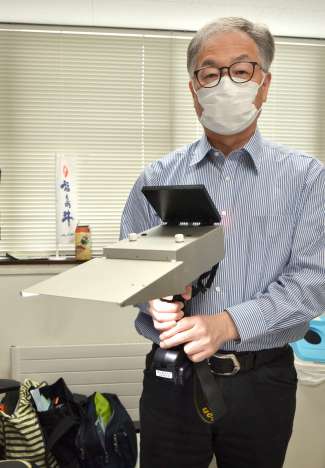 口田圭吾教授が開発している牛枝肉用カメラ。切開面に差し込んで断面を撮影できる＝５月３１日、北海道帯広市の帯広畜産大学