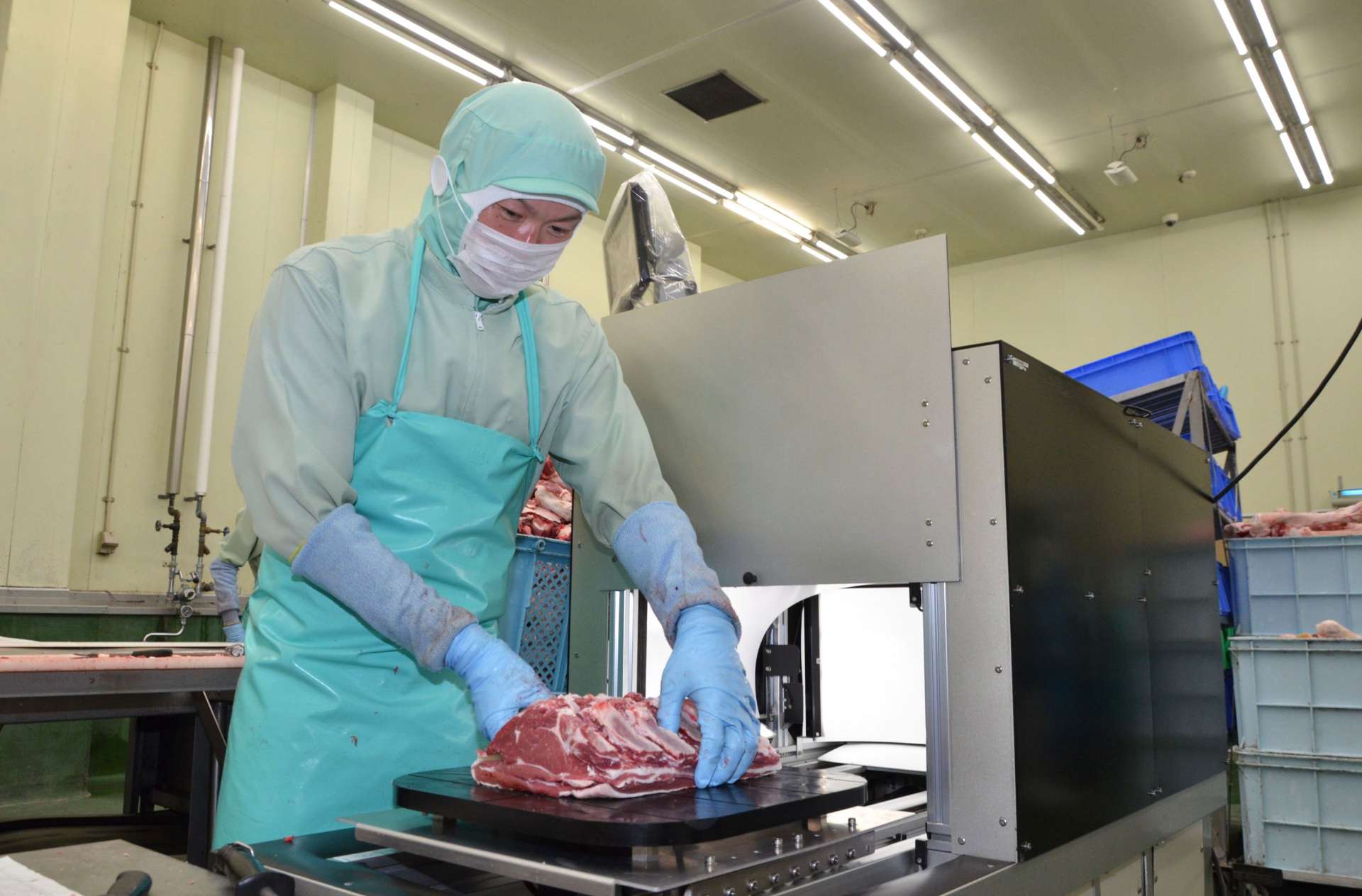 肉の断面を撮影する機械。画像からロース芯面積やサシの入り具合などのデータが自動で割り出される＝５月３１日、北海道清水町の十勝清水フードサービス