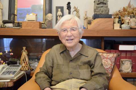 大久保利通像制作に込めた思いを語る中村晋也さん＝鹿児島市常盤１丁目