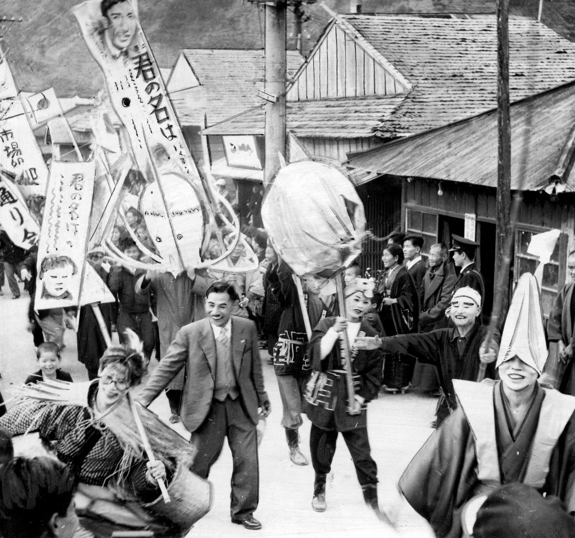 奄美復帰２日目（１２月２６日）の祝賀行事で午前中にあった仮装行列の様子＝名瀬市（今の奄美市）