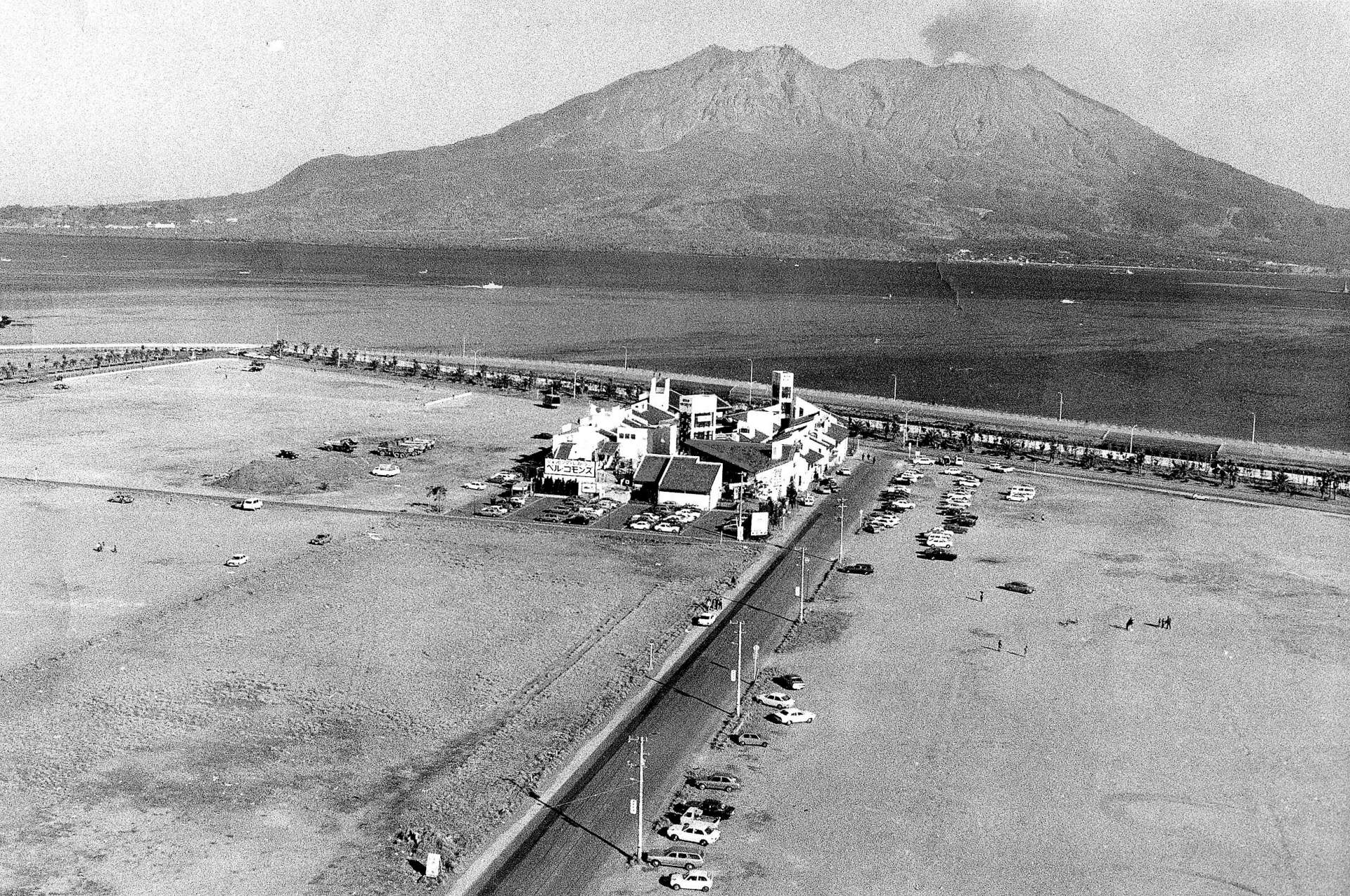 １軒だけ立つ鹿児島ベルコモンズ。周りは空き地ばかりで「与次郎砂漠」と言われた＝１９７７年