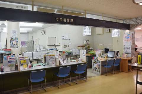 女性が現金１０００万円を持って訪れた市民環境課窓口＝２７日、阿久根市の同市役所