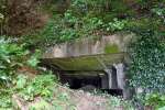 国道沿いの斜面にある砲台陣地の遺構＝肝付町北方