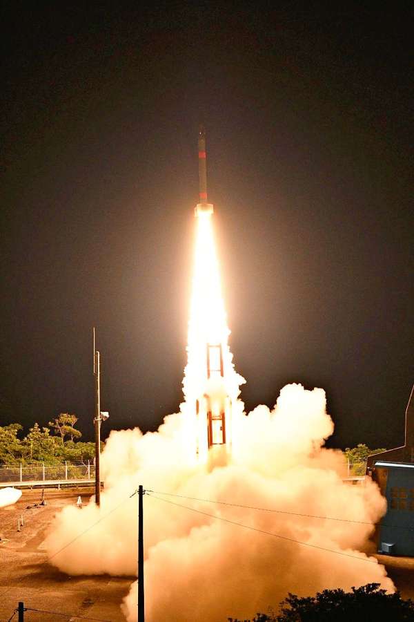 夜空に打ち上がる観測ロケット「Ｓ５２０－３２号機」＝１１日午後１１時２０分、鹿児島県肝付町の内之浦宇宙空間観測所（ＪＡＸＡ提供）