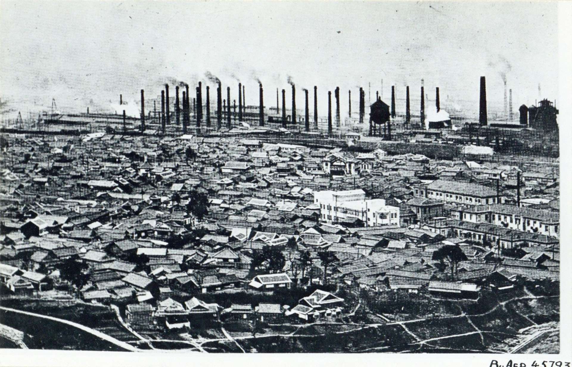 八幡空襲翌日の１９４４年６月１７日に撮ったとされる写真。奥に写るのは八幡製鉄所＝北九州市平和のまちミュージアム提供、米国立公文書館所蔵