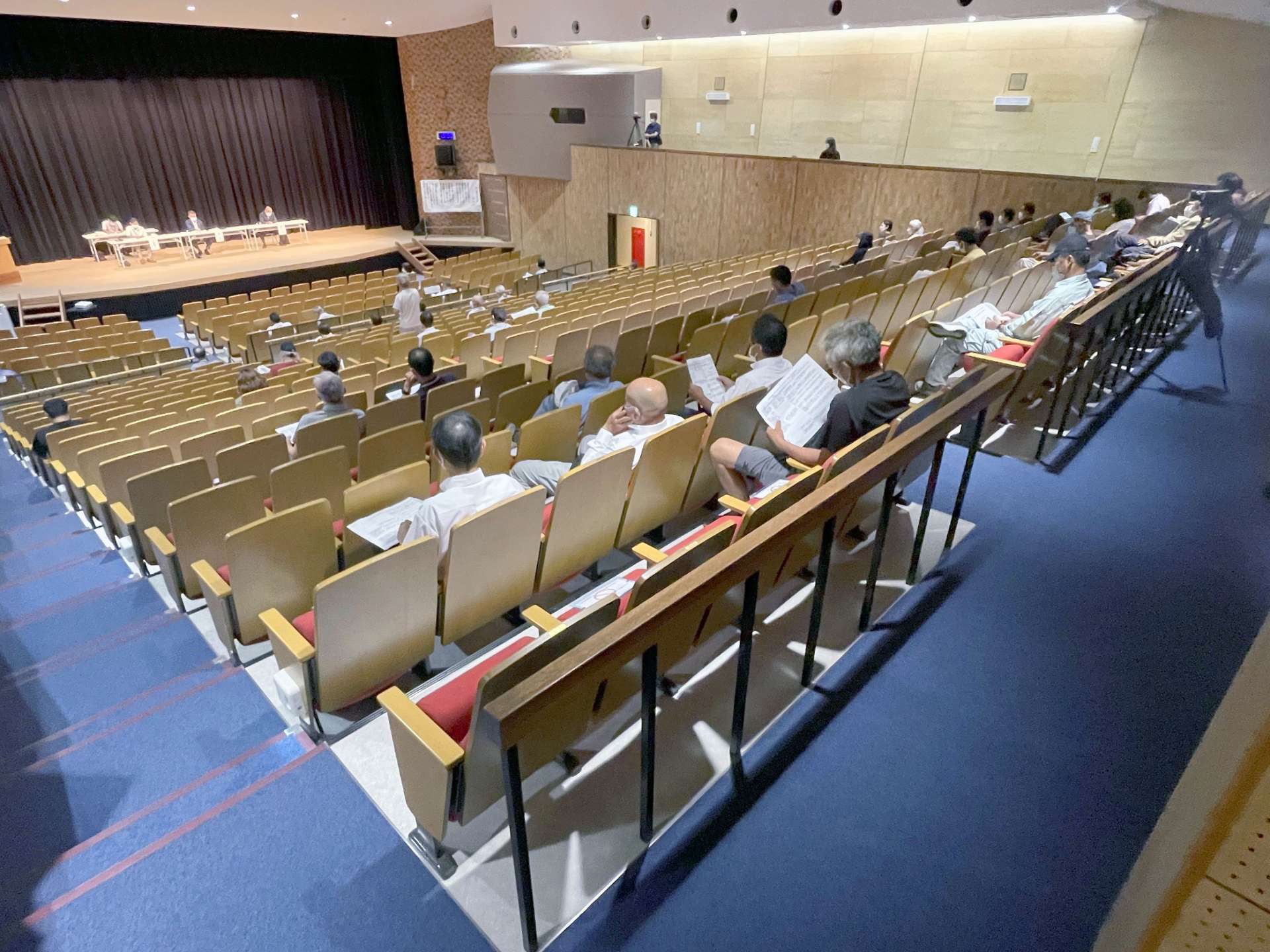空席が目立つ市民説明会の最終回＝西之表市民会館
