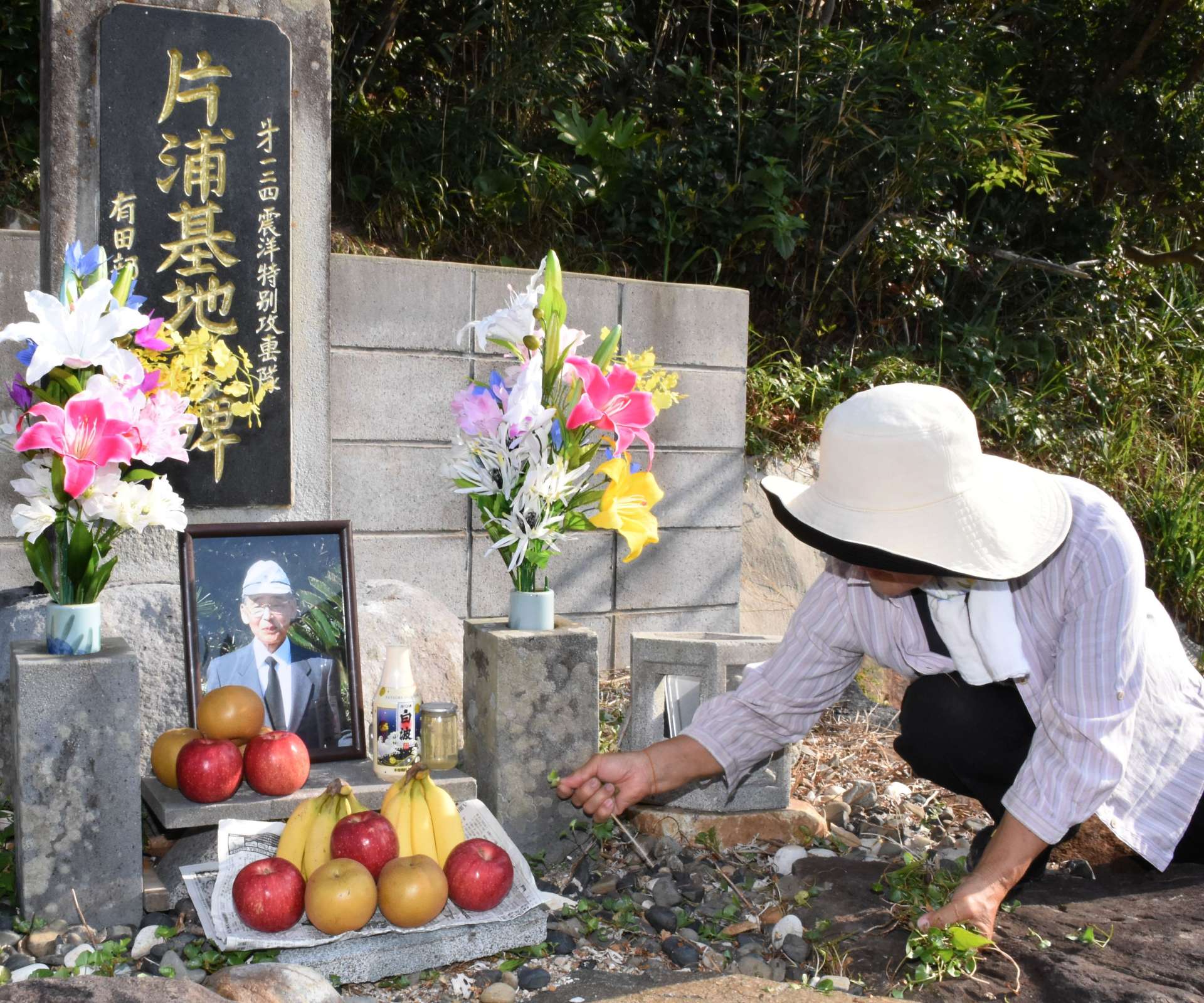 ２０１５年に亡くなった有田牧夫部隊長の遺影が掲げられた慰霊碑＝２０１６年、南さつま市笠沙町片浦