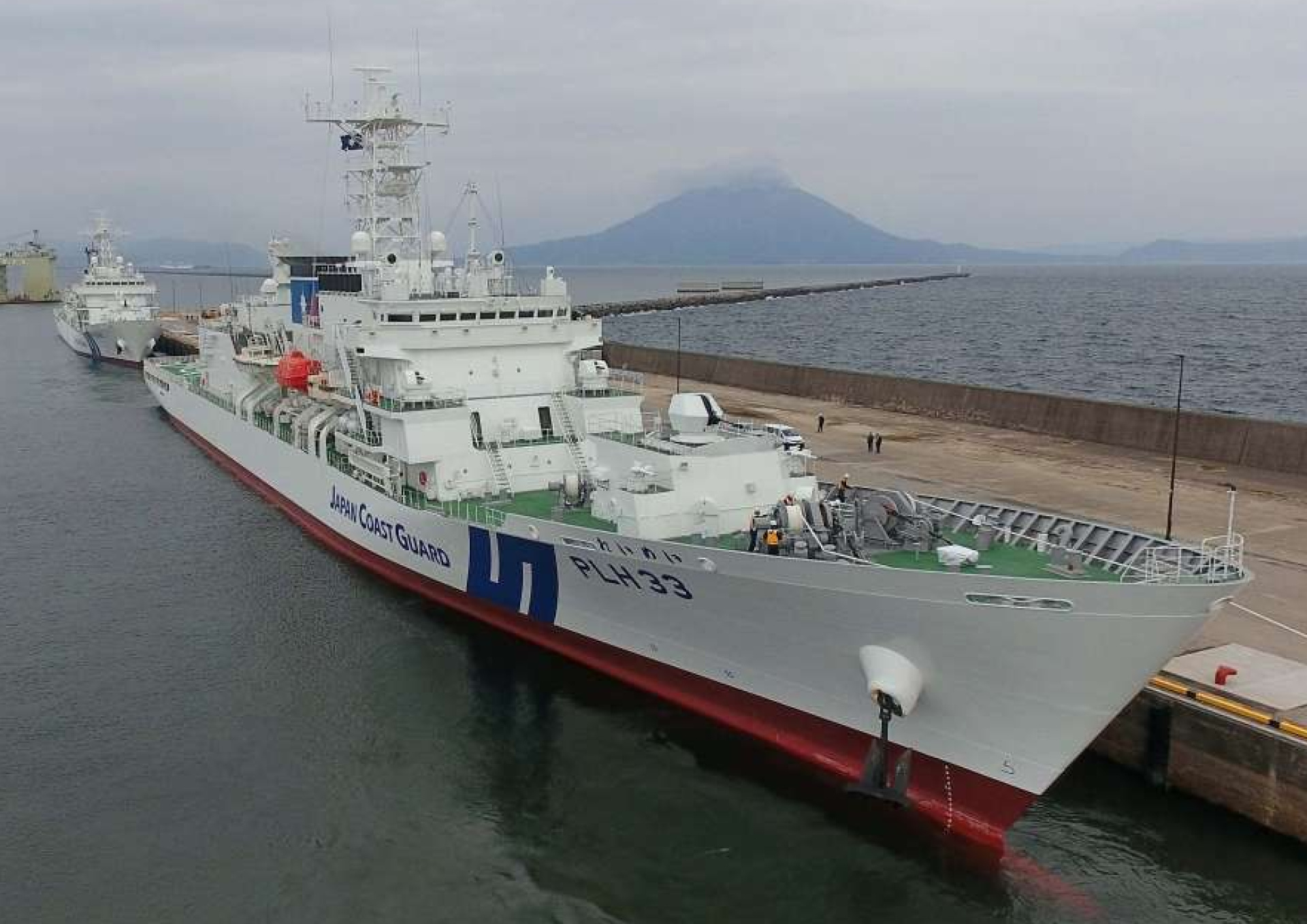 大型巡視船「れいめい」（手前）と「しゅんこう」（小型無人機で撮影）
