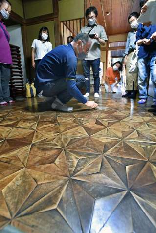 玄関ホールの床は寄せ木細工で作られ、模様が立体的に浮かび上がる＝鹿児島市春日町