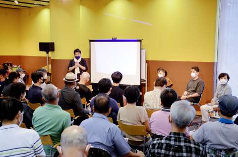 古い建物の保存や活用について語り合う参加者ら＝鹿児島市のかごしま県民交流センター