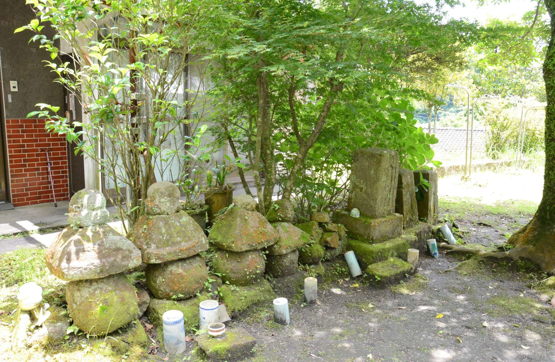 段集落の民家に立つ俗称「平家墓」＝垂水市