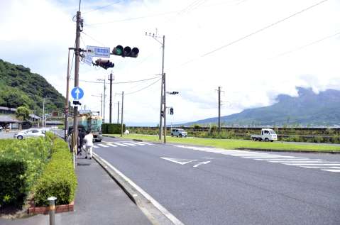 磯新駅予定地の尚古集成館前の緑地帯＝１日、鹿児島市吉野町