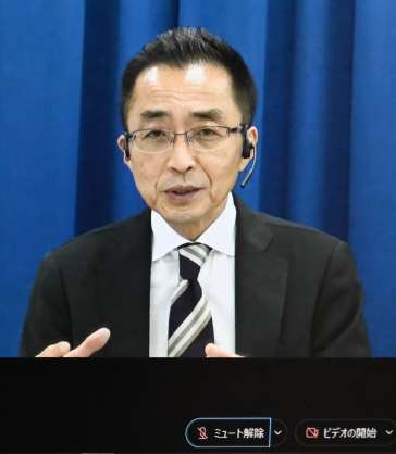 オンラインで会見するＪＡＸＡの岡田匡史プロジェクトマネジャー＝１日、鹿児島市の南日本新聞社