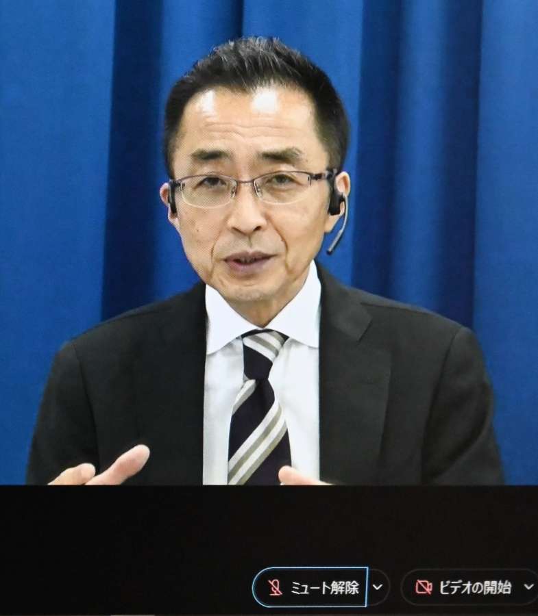オンラインで会見するＪＡＸＡの岡田匡史プロジェクトマネジャー＝１日、鹿児島市の南日本新聞社