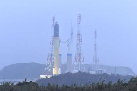 極低温点検のため射点に移動するＨ３ロケット初号機＝２０２１年３月、南種子町の種子島宇宙センター