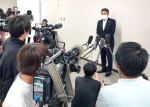 所信表明後、記者会見する八板俊輔西之表市長＝２日、同市役所