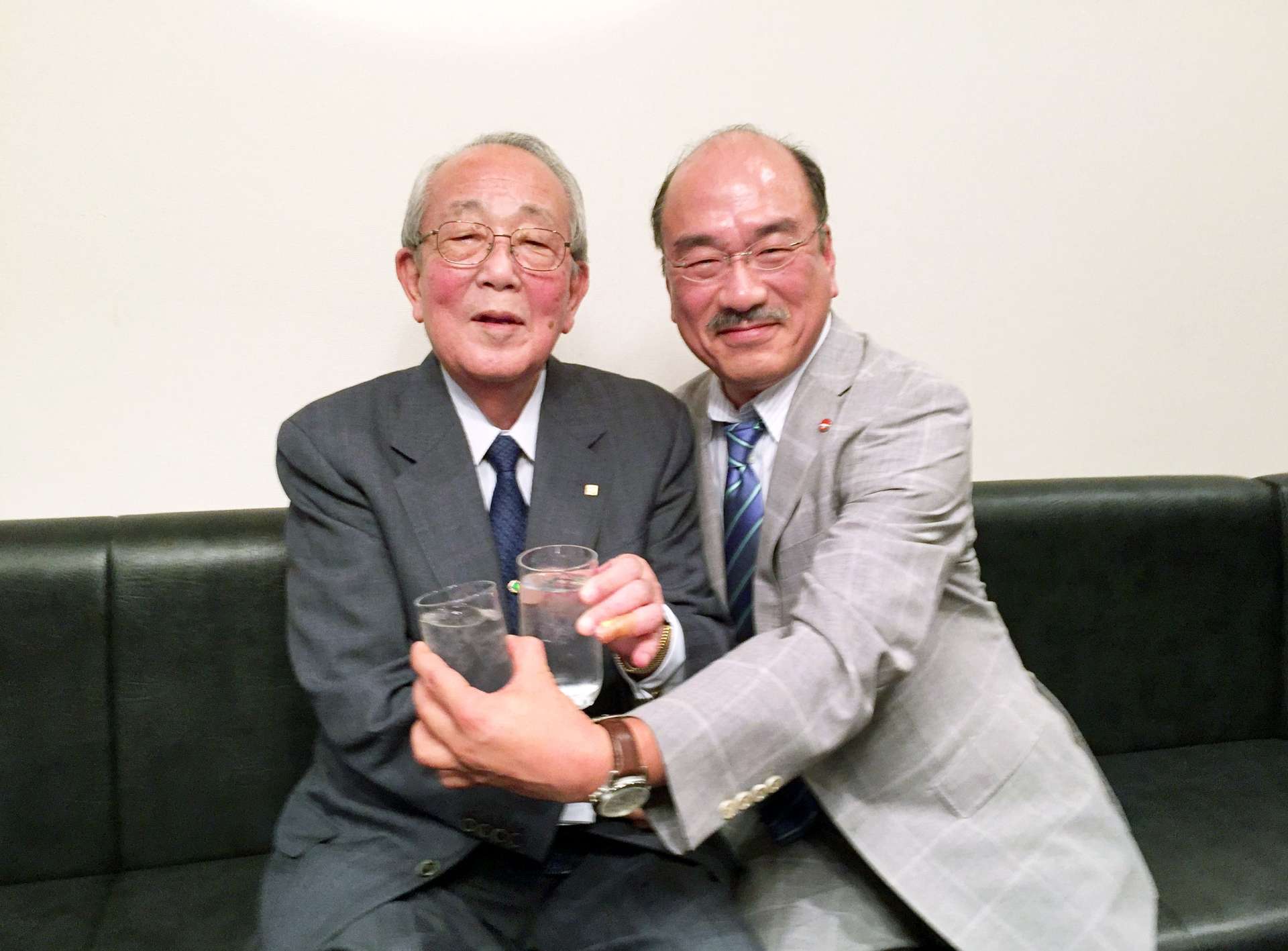 稲盛和夫さん（左）と酒を酌み交わす濵田雄一郎さん（濵田酒造提供）