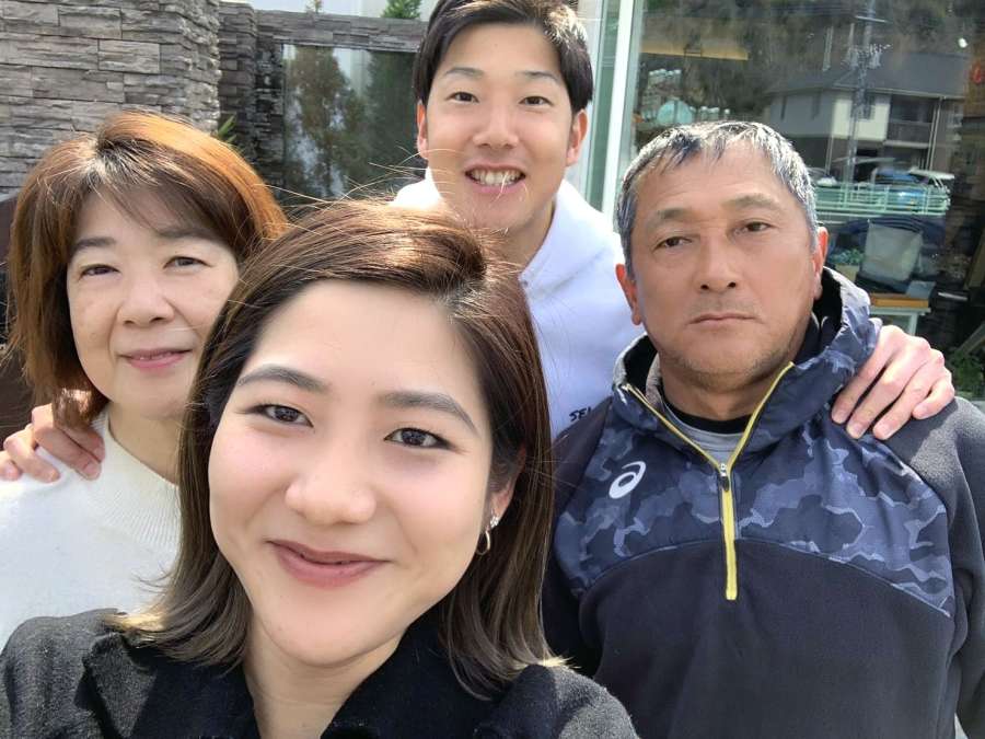 引退して鹿児島に帰郷した後、家族と写真に納まる横田慎太郎さん（奥）。病院で付き添った母のまなみさん（左）をはじめ、父の真之さん（右）、姉の真子さんも２度の入院を支えた＝２０２０年３月５日