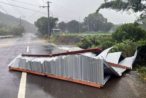 台風１４号の暴風域に入り、風で吹き飛ばされた建物の一部＝１８日午前、西之表市