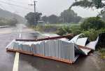 台風１４号の暴風域に入り、風で吹き飛ばされた建物の一部＝１８日午前、西之表市