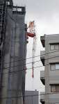 折れ曲がったマンション建設現場の作業用クレーン＝１８日午後、鹿児島市高麗町