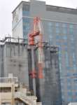 折れ曲がったマンション建設現場の作業用クレーン＝１８日午後３時半、鹿児島市高麗町