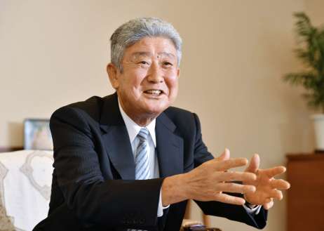 ２０１７年６月、南日本新聞のインタビューに答える岩元恭一氏＝鹿児島市