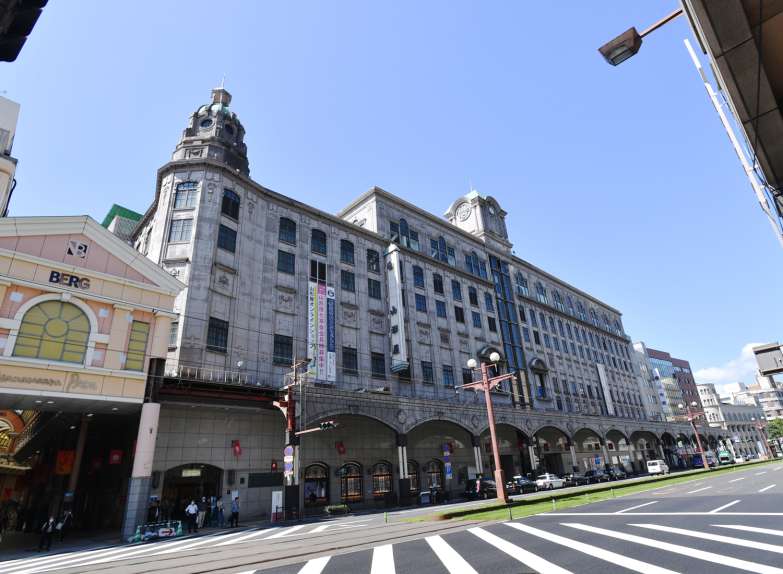 ルネサンス調の装飾を復元した山形屋１号館の外観