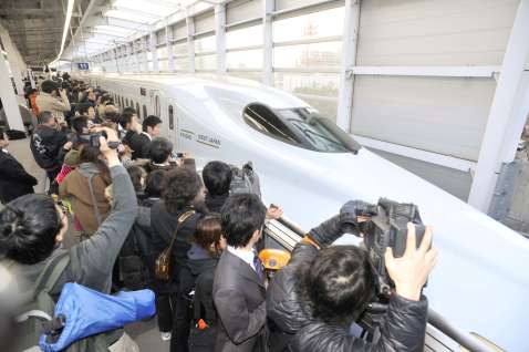 九州新幹線の全線開業でにぎわうJR鹿児島中央駅。「最南端の新幹線駅」となっている＝２０１１年３月１２日、鹿児島市