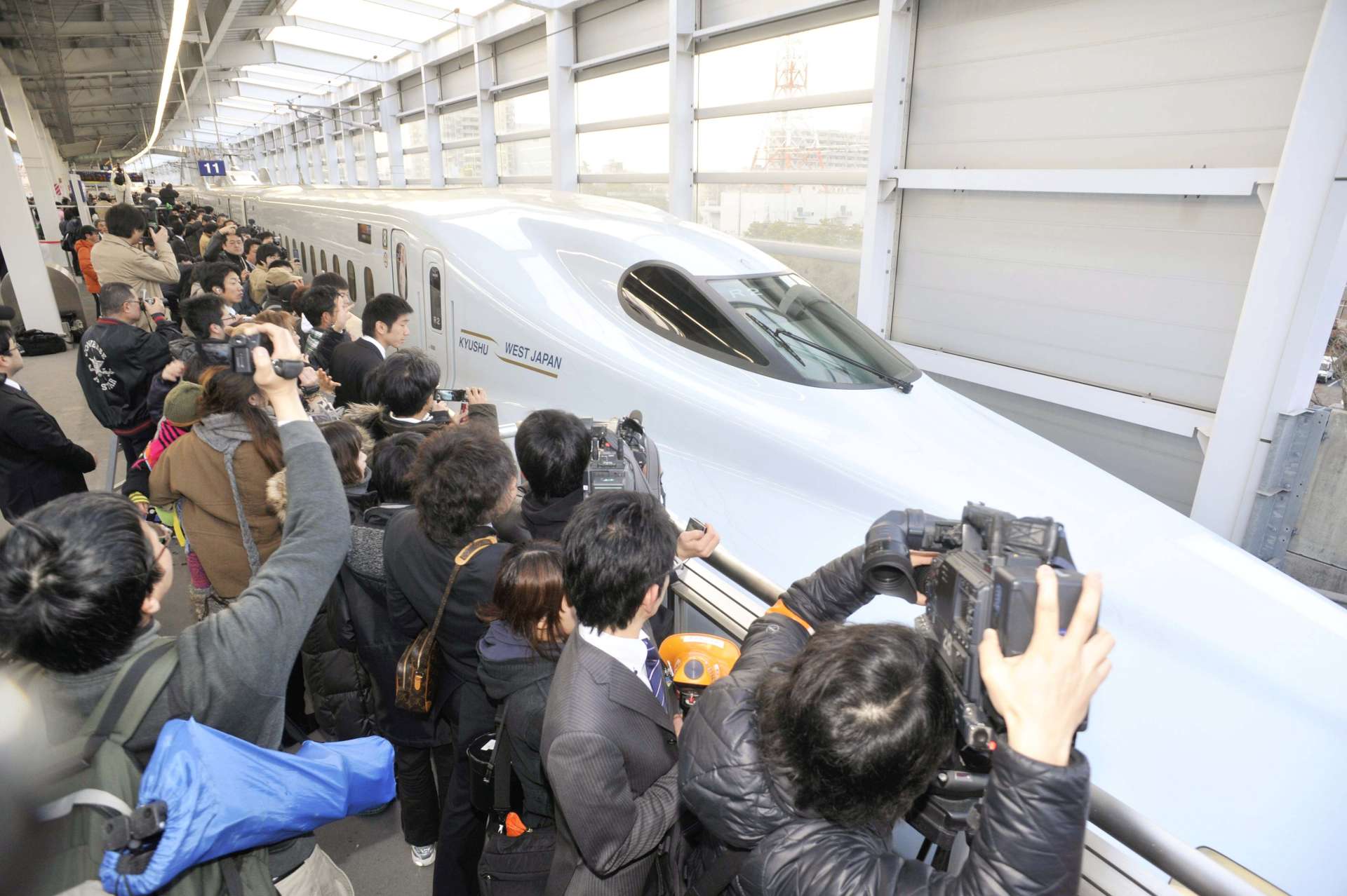 九州新幹線の全線開業でにぎわうJR鹿児島中央駅。「最南端の新幹線駅」となっている＝２０１１年３月１２日、鹿児島市