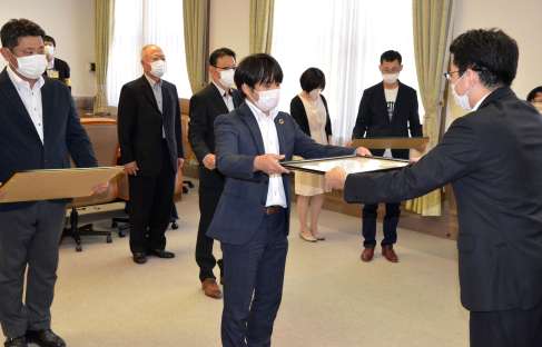 「愛の福祉基金」寄付への感謝状を受け取る関係者＝鹿児島市役所