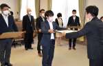 「愛の福祉基金」寄付への感謝状を受け取る関係者＝鹿児島市役所