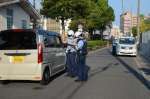 時間帯通行禁止の通学路に進入してきた車両を取り締まる鹿児島中央警察署員＝９月３０日、鹿児島市（画像は一部加工しています）