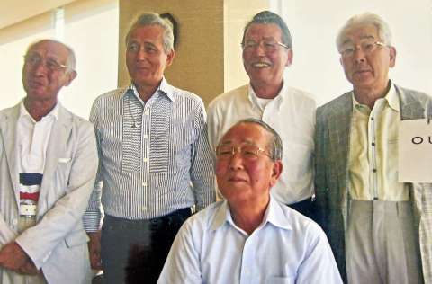 京セラＯＢ会のゴルフ大会に参加した稲盛和夫さんと永田龍二さん（後列左から２番目）らＯＢ＝２００９年９月、さつま町（永田さん提供）