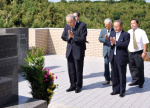 平和祈念展望台の慰霊碑に手を合わせる稲盛和夫さん（前列左）と瀬戸口嘉昭さん（同右）＝２００９年９月１７日、枕崎市（同市提供）