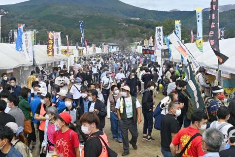 多くの人でにぎわう全国和牛共進会の飲食ブース＝８日、霧島市牧園