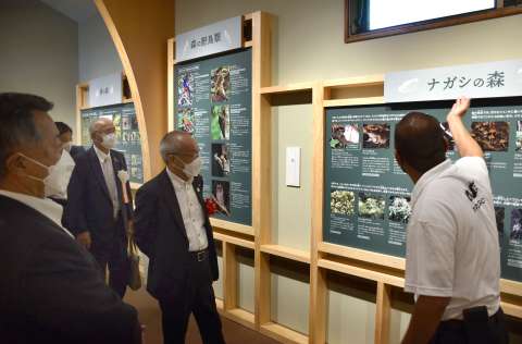 展示室を見学する関係者＝８日、龍郷町円の奄美自然観察の森