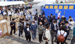 審査場に入ろうと列を作る来場者＝８日午前、霧島市牧園