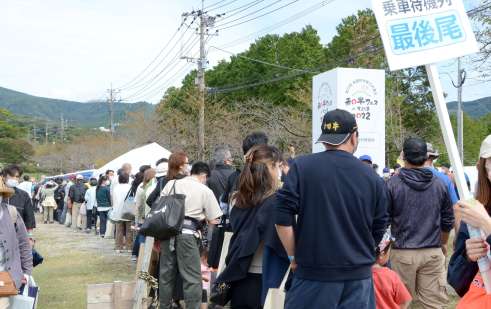 鹿児島空港行きのバスを待つ人の列＝８日、霧島市