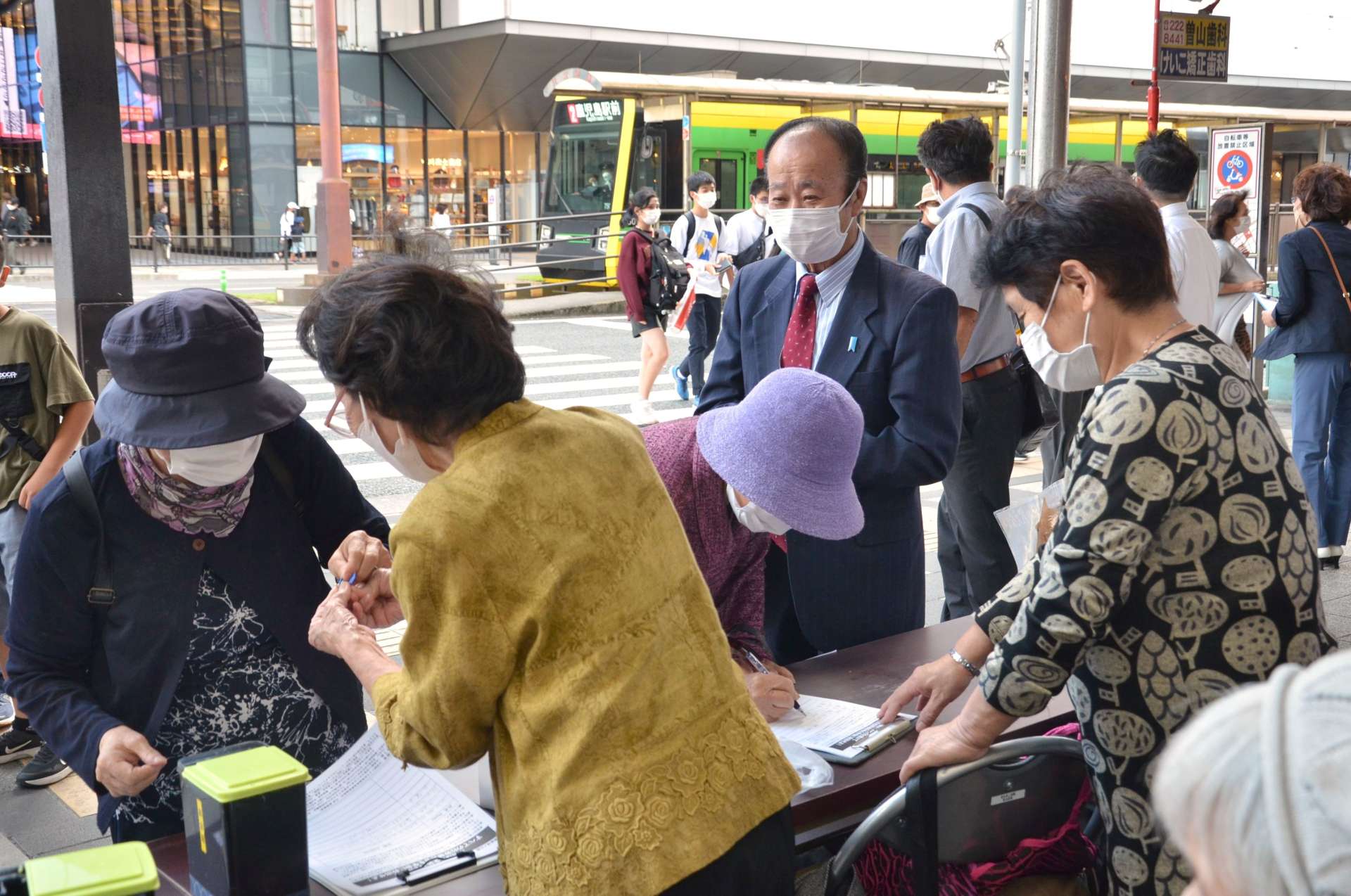 署名を呼び掛ける市川健一さんら＝１０日、鹿児島市