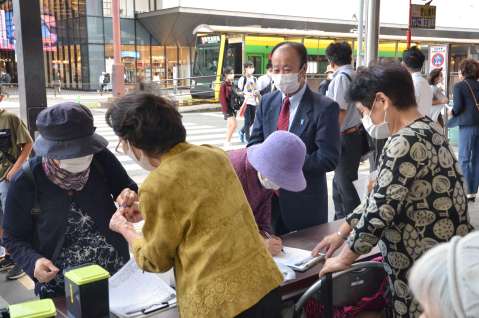 拉致被害者救出を求める署名を呼びかける市川健一さん（中央）や特定失踪者の家族＝１０日、鹿児島市東千石町